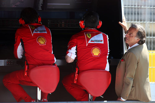 Luca di Montezemolo, junto al muro de Ferrari