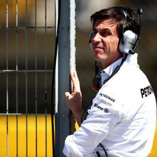 Toto Wolff observa lo que sucede en pista