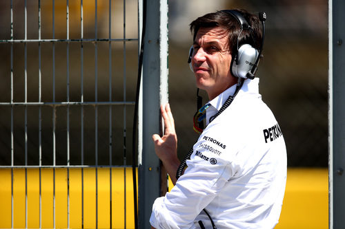 Toto Wolff observa lo que sucede en pista