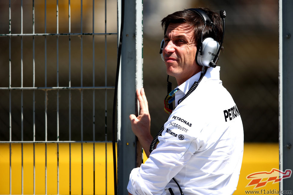 Toto Wolff observa lo que sucede en pista