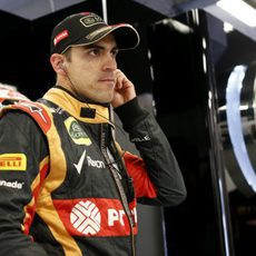 Pastor Maldonado, atento en el box de Lotus