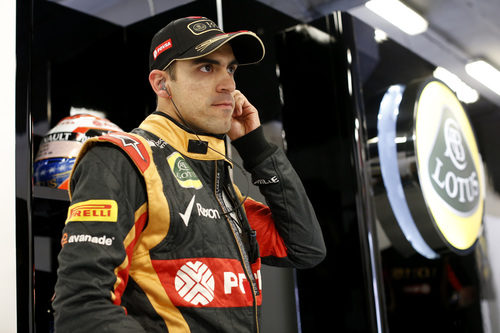 Pastor Maldonado, atento en el box de Lotus