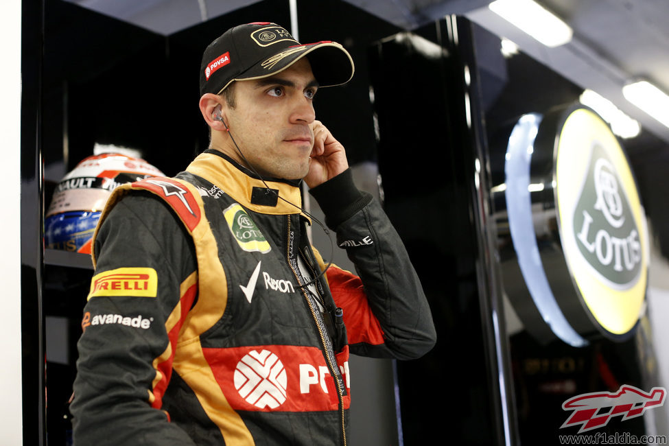 Pastor Maldonado, atento en el box de Lotus