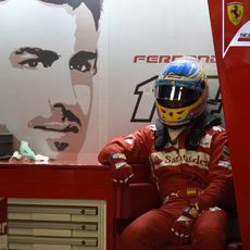 Fernando Alonso espera en su sillón de Ferrari