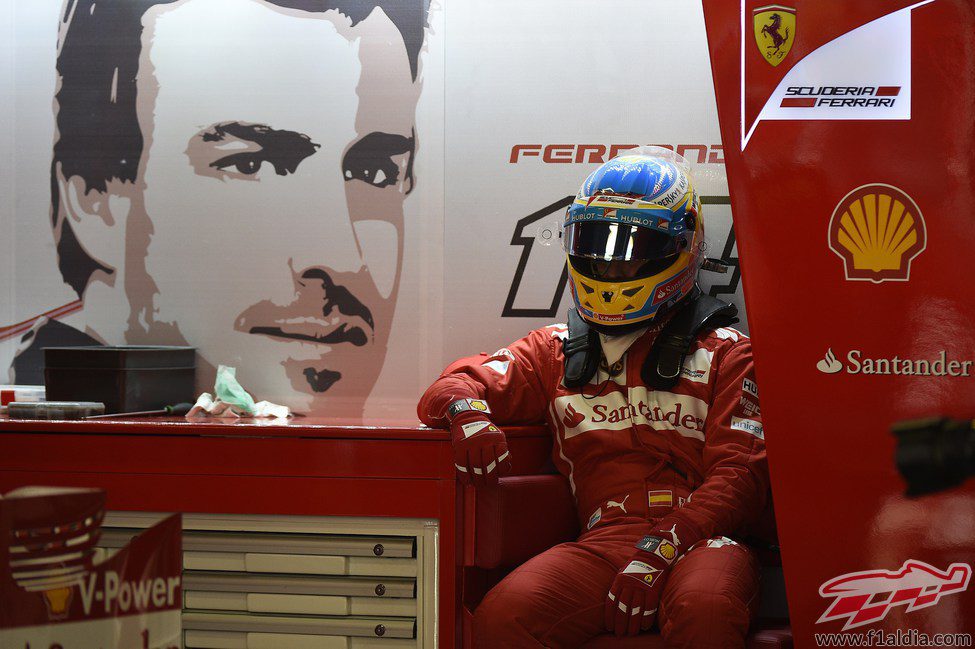 Fernando Alonso espera en su sillón de Ferrari