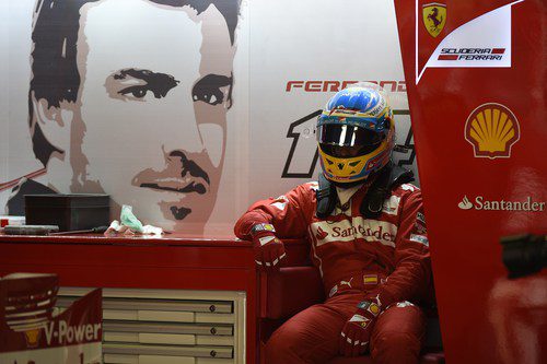 Fernando Alonso espera en su sillón de Ferrari