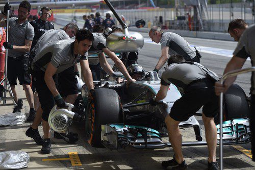 Nico Rosberg regresa a boxes en los entrenamientos