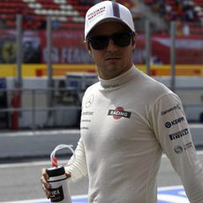 Felipe Massa pasea por el paddock