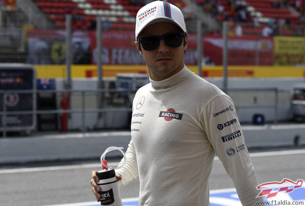 Felipe Massa pasea por el paddock