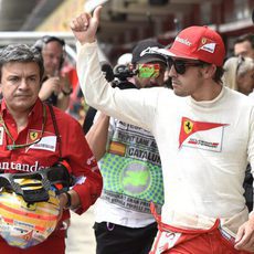 Fernando Alonso saluda a los aficionados