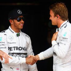 Nico Rosberg felicita a Lewis Hamilton por la pole