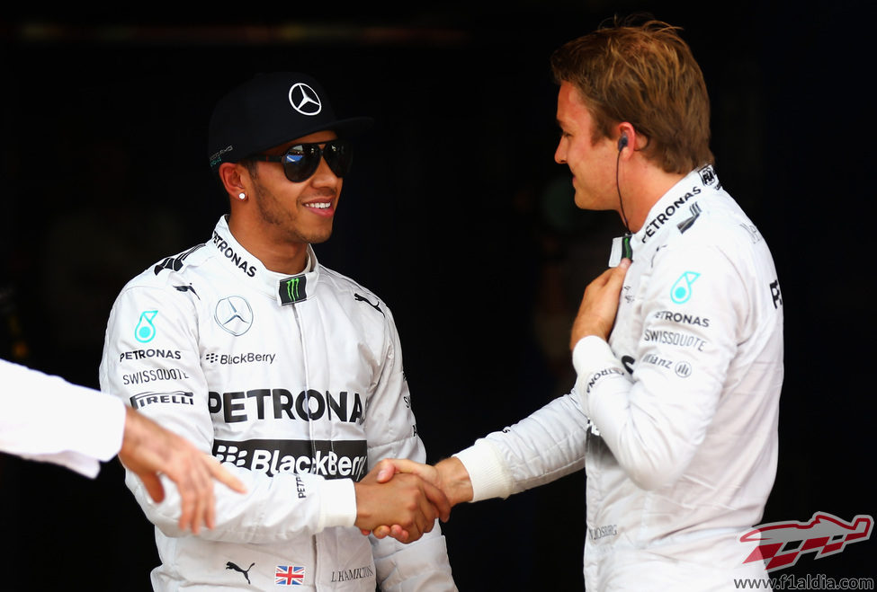 Nico Rosberg felicita a Lewis Hamilton por la pole