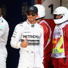 El 'ok' de Lewis Hamilton tras conseguir la pole