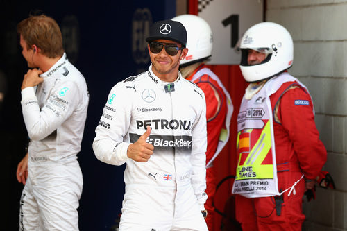 El 'ok' de Lewis Hamilton tras conseguir la pole