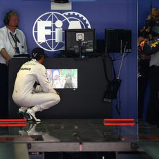 Lewis Hamilton observa los tiempos de la sesión