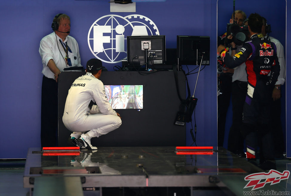 Lewis Hamilton observa los tiempos de la sesión