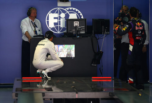 Lewis Hamilton observa los tiempos de la sesión