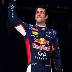 Daniel Ricciardo saluda a los aficionados