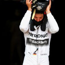 Nico Rosberg se quita el casco tras finalizar la clasificación