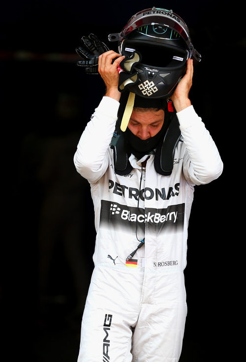 Nico Rosberg se quita el casco tras finalizar la clasificación