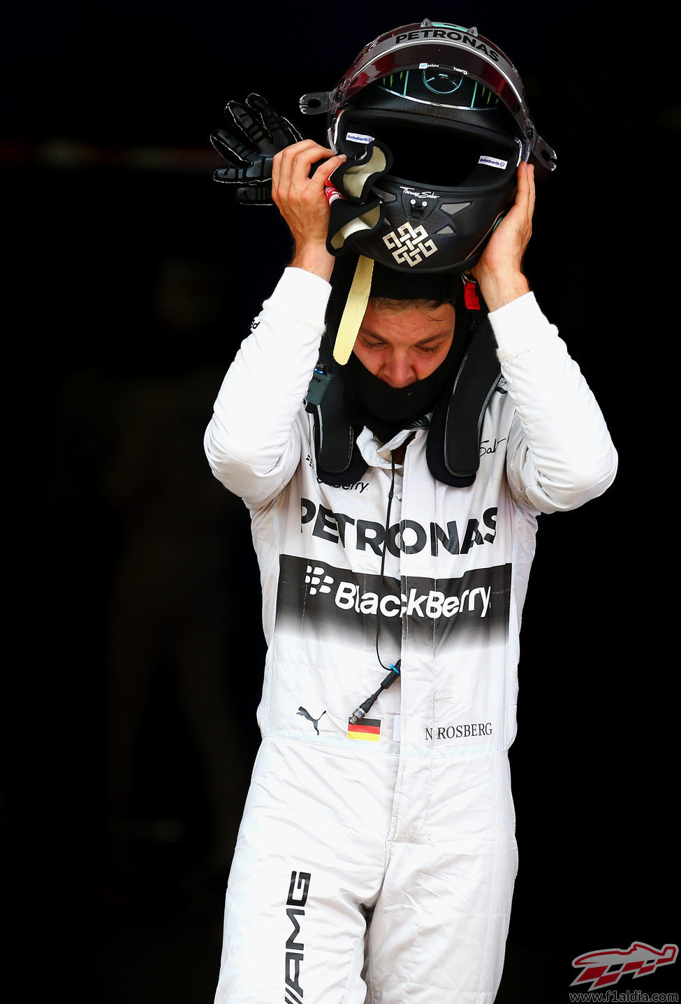 Nico Rosberg se quita el casco tras finalizar la clasificación