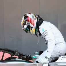 Lewis Hamilton se baja del W05 después de lograr la pole