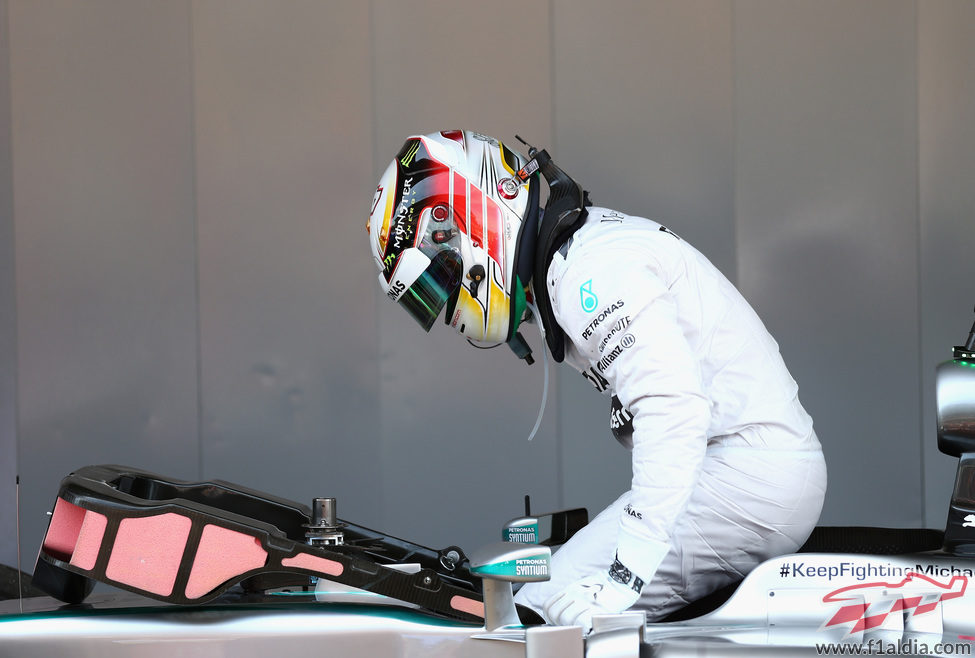 Lewis Hamilton se baja del W05 después de lograr la pole