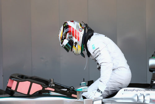 Lewis Hamilton se baja del W05 después de lograr la pole