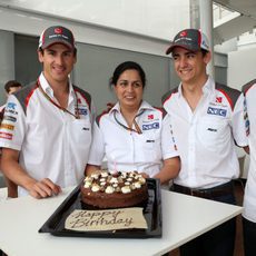 Monisha Kaltenborn celebra su aniversario con su equipo