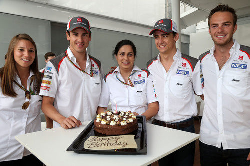 Monisha Kaltenborn celebra su aniversario con su equipo