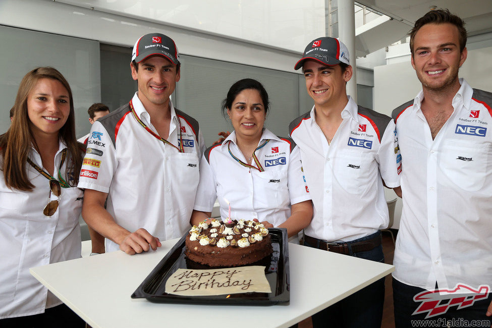 Monisha Kaltenborn celebra su aniversario con su equipo