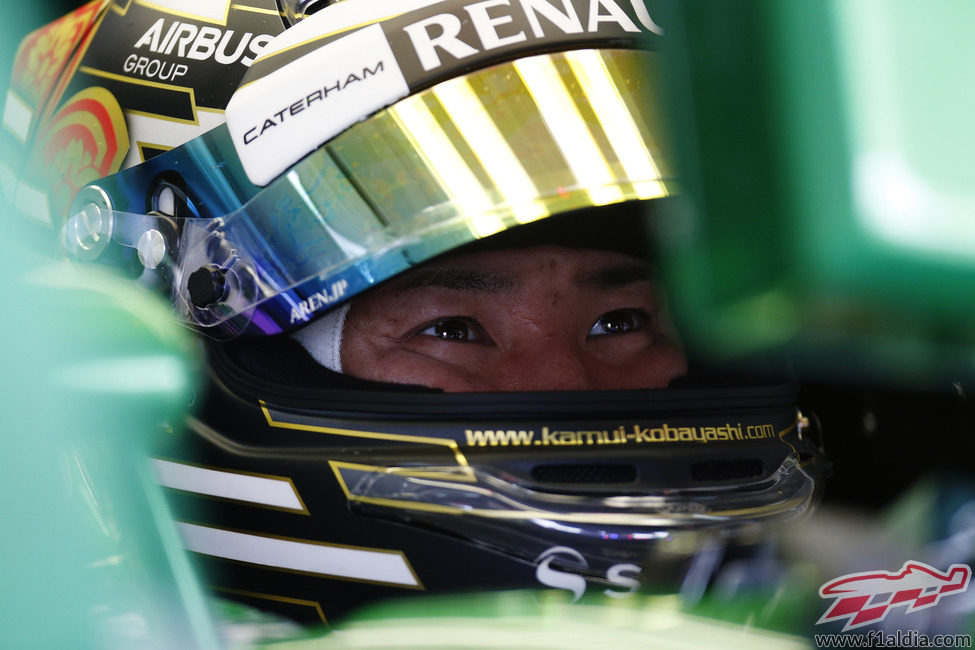 Kamui Kobayashi espera en su box el momento de saltar a pista