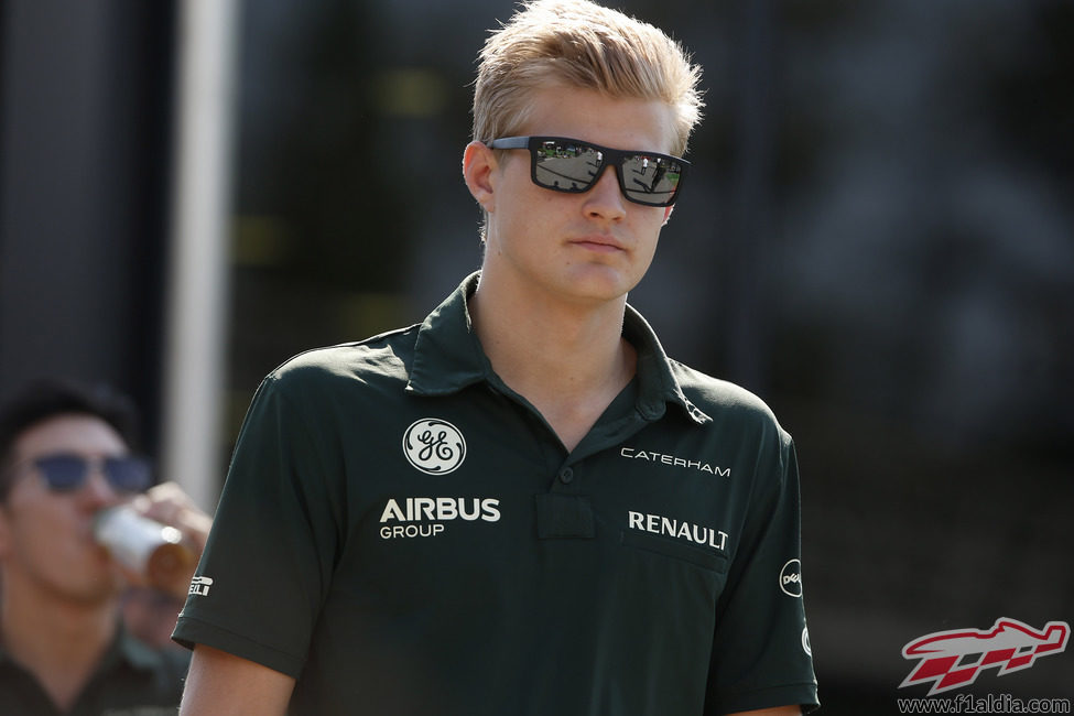 Marcus Ericsson por el paddock