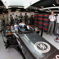 Sutil preparado en los boxes de Montmeló