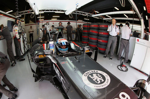 Sutil preparado en los boxes de Montmeló