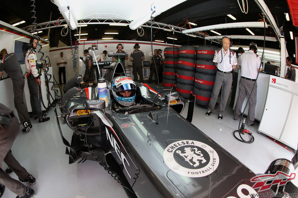 Sutil preparado en los boxes de Montmeló