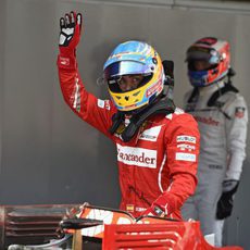 Fernando Alonso saluda a las gradas al bajarse del coche