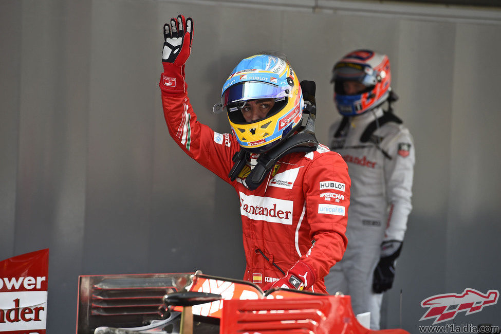 Fernando Alonso saluda a las gradas al bajarse del coche