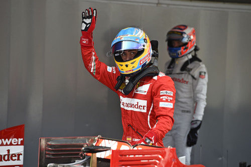 Fernando Alonso saluda a las gradas al bajarse del coche