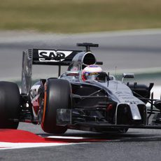 Jenson Button trata de mejorar con el compuesto duro