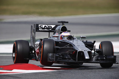 Jenson Button trata de mejorar con el compuesto duro