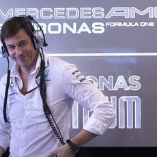 Toto Wolff, sonriente tras la pole conseguida