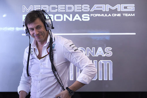 Toto Wolff, sonriente tras la pole conseguida