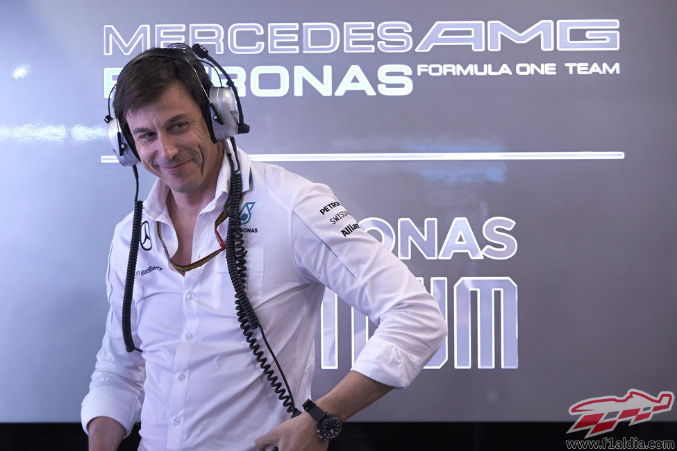 Toto Wolff, sonriente tras la pole conseguida