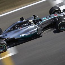 Lewis Hamilton pasa por la recta principal del Circuit