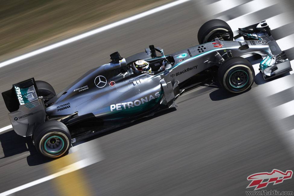 Lewis Hamilton pasa por la recta principal del Circuit