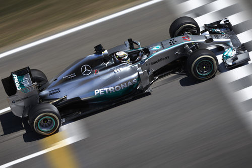 Lewis Hamilton pasa por la recta principal del Circuit