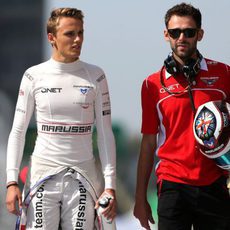 Max Chilton habla con su ingeniero tras la clasificación