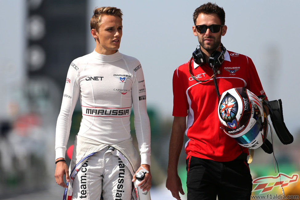 Max Chilton habla con su ingeniero tras la clasificación