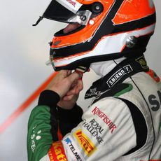 Nico Hülkenberg ajustándose el casco antes de salir